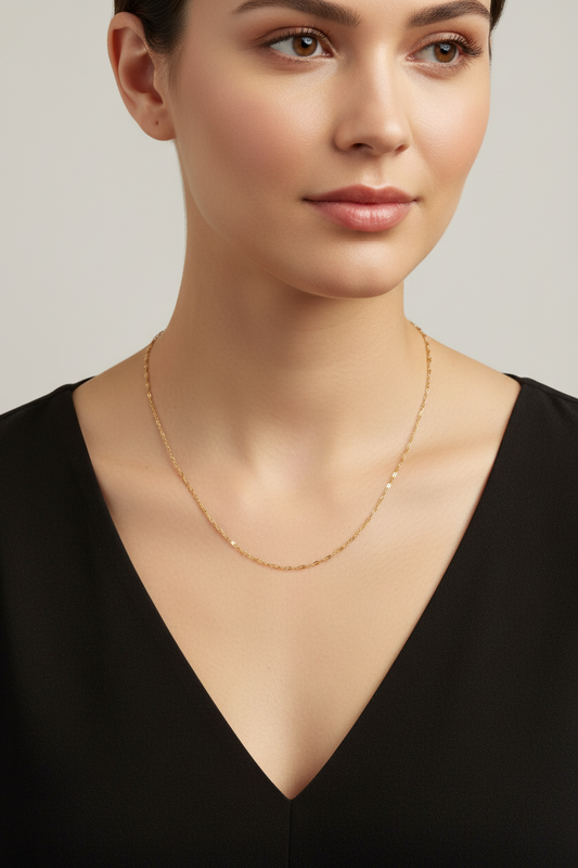 Gold crinkle chain on a model