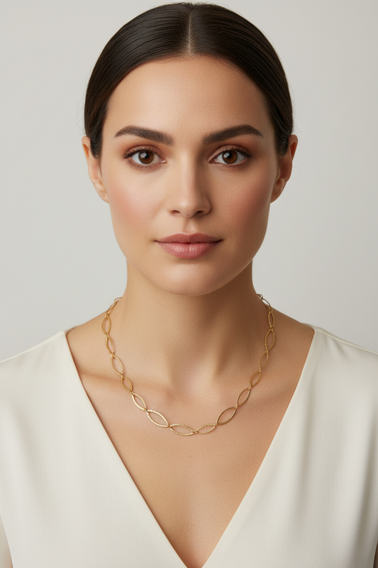 Hammered gold oval chain on a model
